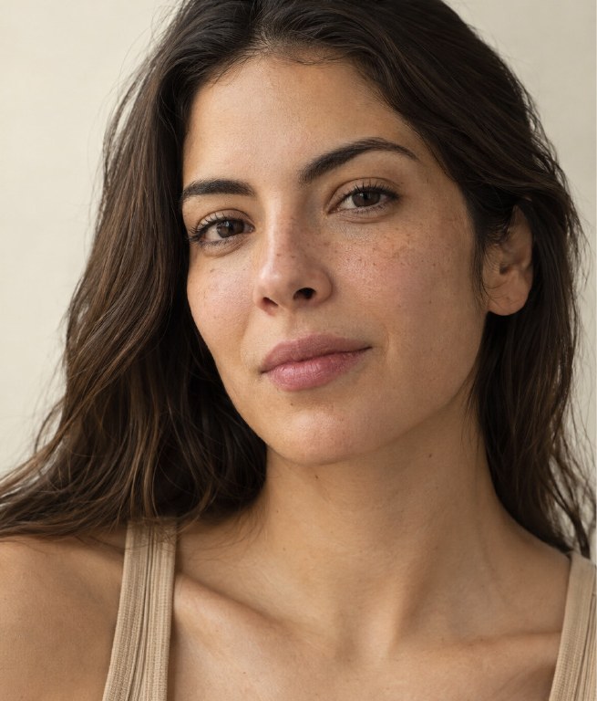 Mujer con piel natural y luz suave